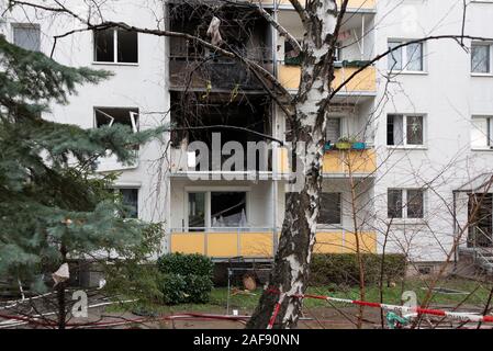 Blankenburg, Deutschland. 13 Dez, 2019. Balkone eines Mehrfamilienhauses in Blankenburg im Harz nach einer Explosion sind mit Ruß geschwärzt. Ein 78-jähriger Mann ums Leben gekommen, mindestens 11 weitere Menschen wurden verletzt. Credit: Mattis Kaminer/Alamy leben Nachrichten Stockfoto