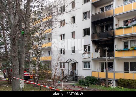 Blankenburg, Deutschland. 13 Dez, 2019. Balkone eines Mehrfamilienhauses in Blankenburg im Harz nach einer Explosion sind mit Ruß geschwärzt. Ein 78-jähriger Mann ums Leben gekommen, mindestens 11 weitere Menschen wurden verletzt. Credit: Mattis Kaminer/Alamy leben Nachrichten Stockfoto