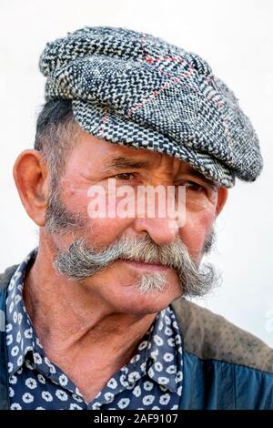 Porträt eines französischen Mann mit Koteletten, Schnurrbart und das Tragen eines Tweed flacher Deckel, Arles, Provence, Frankreich, Europa Stockfoto