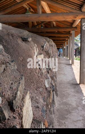 Blick auf einen alten, historischen und traditionellen chinesischen Drachenofen, der früher Keramik in Yixing, China, feuere Stockfoto