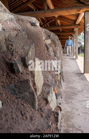 Blick auf einen alten, historischen und traditionellen chinesischen Drachenofen, der früher Keramik in Yixing, China, feuere Stockfoto