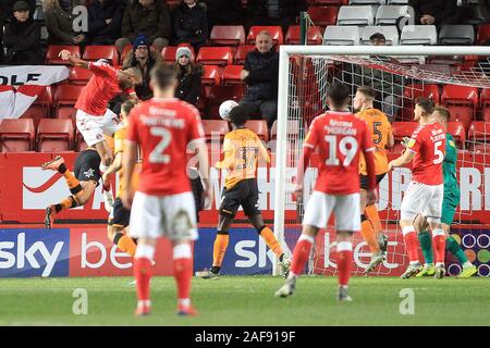 London, Großbritannien. 13 Dez, 2019. Darren Pratley von Charlton Athletic (l) Köpfe und Kerben 1. Ziel seines Teams. EFL Skybet Meisterschaft übereinstimmen, Charlton Athletic v Hull City im Tal in London am Freitag, den 13. Dezember 2019. Dieses Bild dürfen nur für redaktionelle Zwecke verwendet werden. Nur die redaktionelle Nutzung, eine Lizenz für die gewerbliche Nutzung erforderlich. Keine Verwendung in Wetten, Spiele oder einer einzelnen Verein/Liga/player Publikationen. pic von Steffan Bowen/Andrew Orchard sport Fotografie/Alamy Live news Credit: Andrew Orchard sport Fotografie/Alamy leben Nachrichten Stockfoto