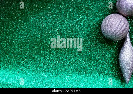 Defokussierten silber Weihnachten Dekorationen auf Biskaya türkis grün hinterlegt. Stockfoto