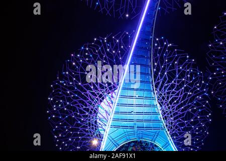 Ansicht von unten in blau violett Supertree während der nächtlichen musikalischen Lichter zeigen in den Gärten beim Bay in Singapur Stockfoto