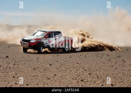 zahedan, baluchestan-iran- juli 27 2021 toyota Hulux dakar Rallye-Edition sprang in die Luft und spritzte Staub zurück bei Sonnenuntergang in Dasht e lut Wüste Stockfoto