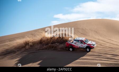 toyota hilux dakar Rallye Edition Spritzstaub beim Klettern einer Sanddüne in Dasht e lut oder sahara Wüste, ADS Raum Stockfoto