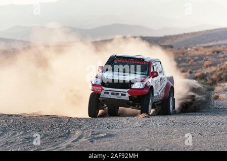 zahedan, baluchestan-iran- juli 27 2021 toyota Hulux dakar Rallye-Edition sprang in die Luft und spritzte Staub zurück bei Sonnenuntergang in Dasht e lut Wüste Stockfoto