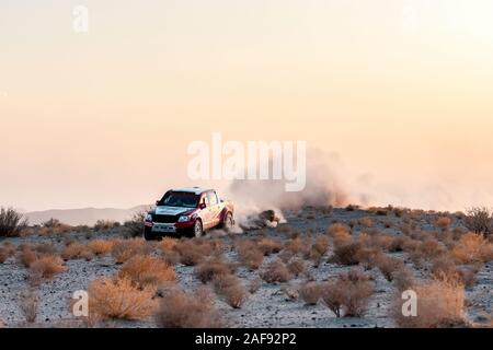 zahedan, baluchestan-iran- juli 27 2021 toyota Hulux dakar Rallye-Edition sprang in die Luft und spritzte Staub zurück bei Sonnenuntergang in Dasht e lut Wüste Stockfoto