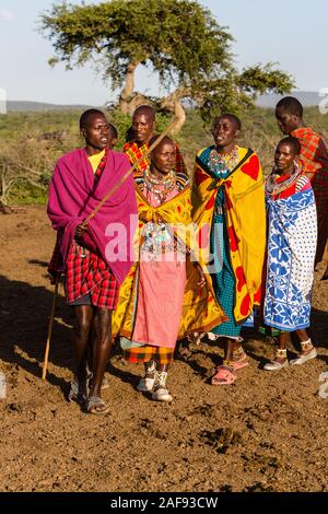 Tansania. Masai Dorf Ololosokwan, nördliche Serengeti. Die Dorfbewohner, die einladende Tanz. Stockfoto