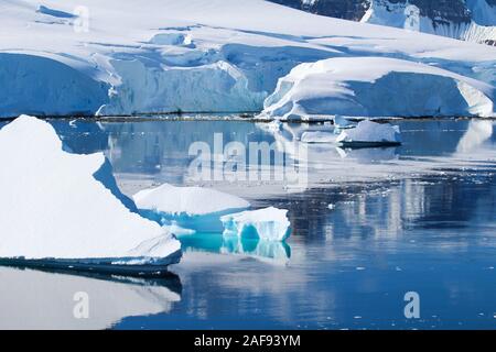 Ein Eisberg in den Gewässern rund um die Antarktische Halbinsel, Palmer Archipel, Antarktis Stockfoto