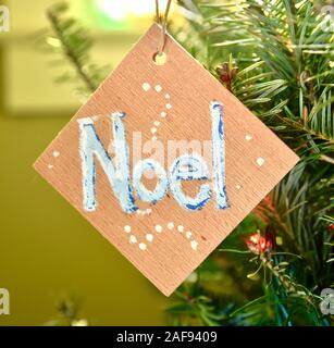 Handbemalt Noel Weihnachtsbaum Verzierung. Nahaufnahme Stockfoto