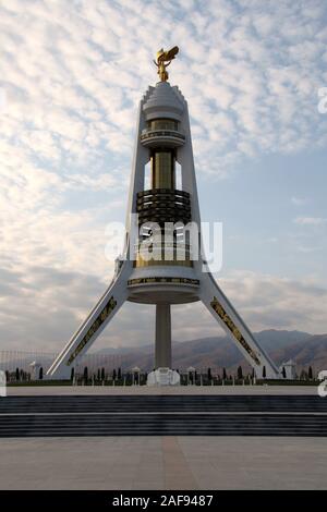 Arch der Neutralität in Aschgabat gekrönt mit einer goldenen Statue des ehemaligen Präsidenten Saparmurat Nijasow Stockfoto
