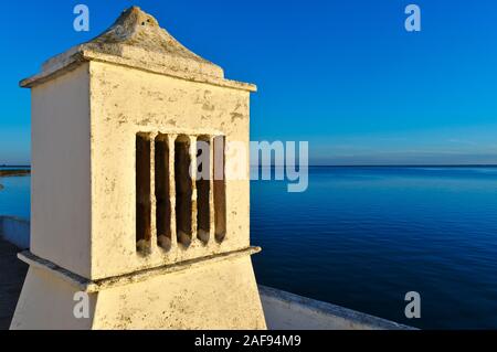 Traditioneller algarvischer Kamin in Quinta do Marim, Naturschutzgebiet Ria Formosa. Olhao, Algarve, Portugal Stockfoto