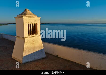 Traditioneller algarvischer Kamin in Quinta do Marim, Naturschutzgebiet Ria Formosa. Olhao, Algarve, Portugal Stockfoto