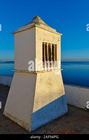 Traditioneller algarvischer Kamin in Quinta do Marim, Naturschutzgebiet Ria Formosa. Olhao, Algarve, Portugal Stockfoto