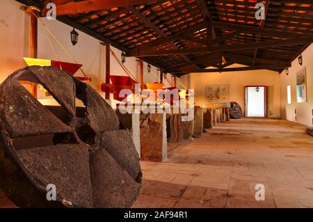 Traditionelle Tidal Mill in Quinta do Marim, Ria Formosa Naturschutzgebiet. Gebäude als Museum genutzt. Olhao, Algarve, Portugal Stockfoto