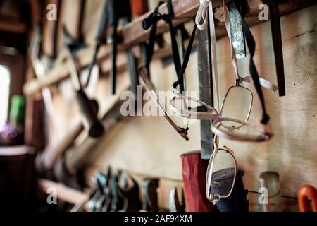 Meißel, Hammer, und andere Tools hängen in die Holzwand Stockfoto