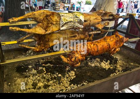 Backi Petrovac, Serbien, 05. August 2017. Frisch geröstete gegrilltes Lamm und Schweinefleisch vom Grill, bevor Sie im Restaurant verkauft wird. Stockfoto