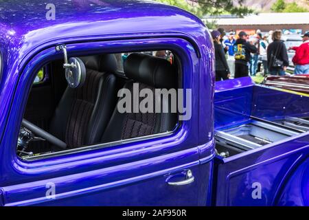 Ein restauriertes und modifizierte 1937 Ford Pickup Truck in der Moabiter April Aktion Auto Show in Moab, Utah. Stockfoto