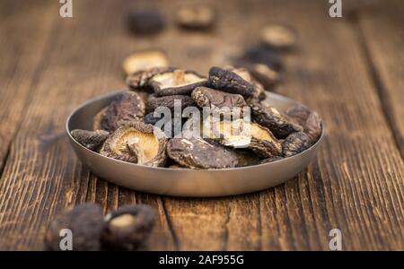 Hausgemachte getrocknete Shiitake auf einem holztisch als detaillierte Nahaufnahme; selektive Fokus Stockfoto