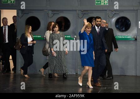 Glasgow, UK. 13. Dezember 2019. Im Bild: (in Blau) Nicola Sturgeon MSP - Erster Minister von Schottland und Leiter der Scottish National Party (SNP); (rechts), Humza Yousaf MSP-Justizminister. Szenen aus der Auszählung der Stimmen bei den Schottischen Ausstellungs- und Konferenzzentrum (SECC). Die Polen haben jetzt geschlossen um 22 Uhr an und die Auszählung der Stimmen ist jetzt unterwegs für den britischen Parlamentarischen Wahlen 2019. Dies ist das erste Mal in fast 100 Jahren, dass eine allgemeine Wahl im Dezember stattgefunden hat. Stockfoto