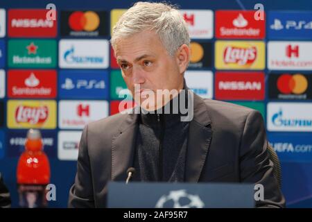 München, Deutschland. 11 Dez, 2019. Jose Mourinho (Tottenham) Fußball: UEFA Champions League Spieltag 6 Gruppe B Spiel zwischen dem FC Bayern München 3-1 Tottenham Hotspur FC im Fussball Arena München in München, Deutschland. Credit: mutsu Kawamori/LBA/Alamy leben Nachrichten Stockfoto