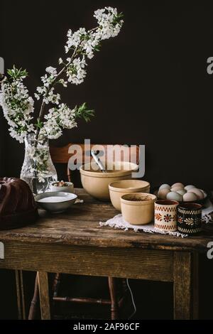 Kochen eine bundt Cake in eine rustikale Küche, auf einem Holztisch. Stockfoto