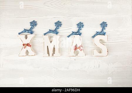 Rustikale Weihnachten Dekorationen auf Holz- Hintergrund. Weiße Buchstaben Weihnachten. Stockfoto