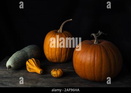 Kürbis noch Leben auf einer hölzernen rustikalen Tisch Stockfoto