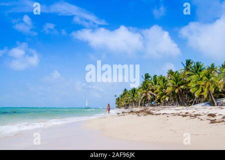 Eine Frau auf einem idyllischen tropischen Strand Stockfoto