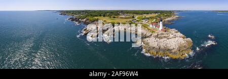 Portland Head Lighthouse Luftaufnahme im Sommer, Cape Elizabeth, Maine, ME, USA. Dieser Leuchtturm, 1791 gebaut, ist der älteste Leuchtturm in Maine. Stockfoto