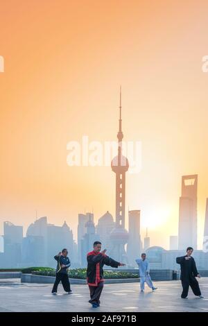 Die Einheimischen tun Tai Chi in der Morgendämmerung gegen und die Skyline von Pudong Shanghai, China Stockfoto