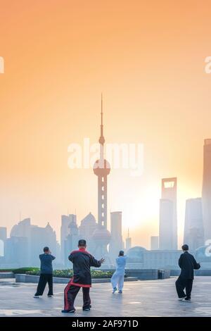 Die Einheimischen tun Tai Chi in der Morgendämmerung gegen und die Skyline von Pudong Shanghai, China Stockfoto