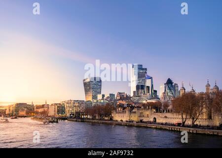 Die Skyline der City of London, der Tower von London, The Gherkin, Skalpell, Walkie-Talkie und neue 22 Bishopsgate Gebäude Stockfoto