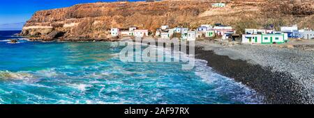 Traditionelle bunte Häuser und das Meer und Sonnenuntergang, Puertito de los Molinos Dorf, Fuerteventura, Spanien. Stockfoto