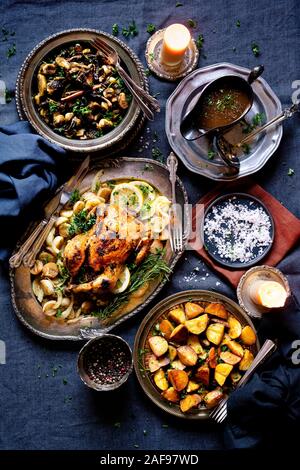 Gebratenes Hähnchen Abendessen mit gegrillten Rosenkohl mit Pfifferlingen und geröstete Kartoffeln mit Petersilie und Salz. Stockfoto