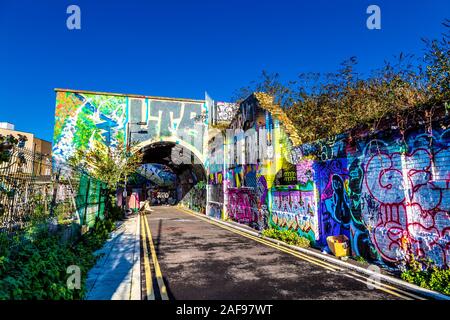 Pedley Straße Arch mit Mauerbildern bedeckt, Graffiti und Street Art, London, UK Stockfoto