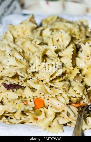 Ein Foto von einem bowtie Nudel Pasta Salat. Stockfoto