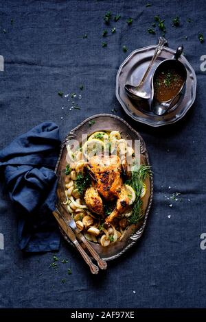 Gebratenes Hähnchen Abendessen mit gegrillten Rosenkohl mit Pfifferlingen und geröstete Kartoffeln mit Petersilie und Salz. Stockfoto