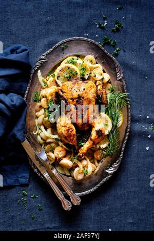 Gebratenes Hähnchen Abendessen mit gegrillten Rosenkohl mit Pfifferlingen und geröstete Kartoffeln mit Petersilie und Salz. Stockfoto