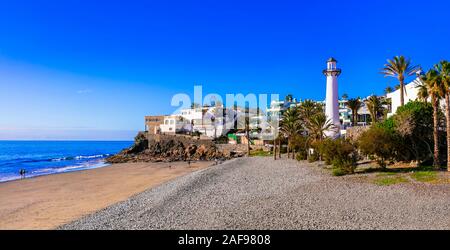 Schöne Bahia Feliz, Playa de Aguila, Ansicht mit Leuchtturm, Meer, Häuser, Gran Canaria, Spanien. Stockfoto