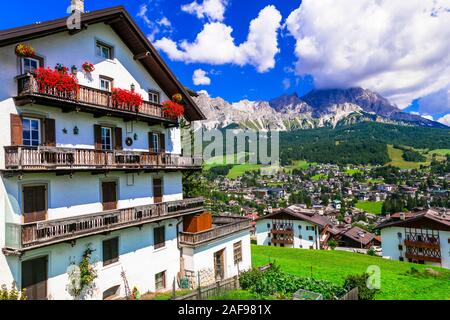 Schöne Cortina d'Ampezzo Dorf, Panoramaaussicht, Region Venetien, Italien. Stockfoto
