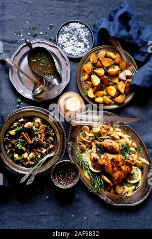 Gebratenes Hähnchen Abendessen mit gegrillten Rosenkohl mit Pfifferlingen und geröstete Kartoffeln mit Petersilie und Salz. Stockfoto