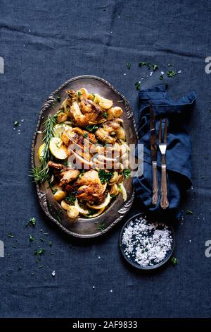Gebratenes Hähnchen Abendessen mit gegrillten Rosenkohl mit Pfifferlingen und geröstete Kartoffeln mit Petersilie und Salz. Stockfoto