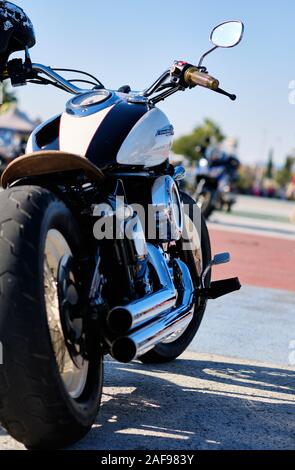 Torrevieja, Spanien - 1. Dezember 2019: Biker hängen draußen, Naherholung Rückansicht modernes Motorrad, sonniger Tag niemand, Transport Lifestyle Stockfoto