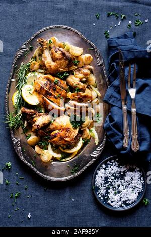 Gebratenes Hähnchen Abendessen mit gegrillten Rosenkohl mit Pfifferlingen und geröstete Kartoffeln mit Petersilie und Salz. Stockfoto