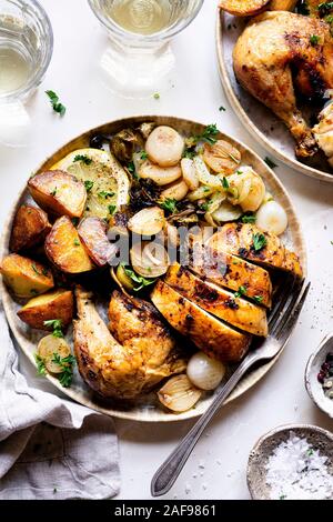 Gebratenes Hähnchen Abendessen mit gegrillten Rosenkohl mit Pfifferlingen und geröstete Kartoffeln mit Petersilie und Salz. Stockfoto