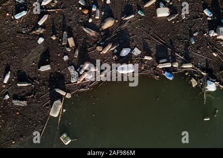 Luftdrone Blick am Wasser Schrotthalm Plastikflaschen Müllverschmutzung Meeresschutt im Freien, ökologische Naturkatastrophen Konzept Stockfoto