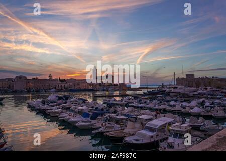 Sonnenuntergang im Hafen von Trani, Bari, Apulien, Apulien, im Süden von Italien Stockfoto