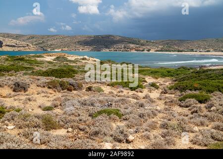 Blick von der Halbinsel Prasonisi auf der Insel Rhodos, Griechenland mit dem Mittelmeer und mit dunklen Himmel vor einem Gewitter Stockfoto